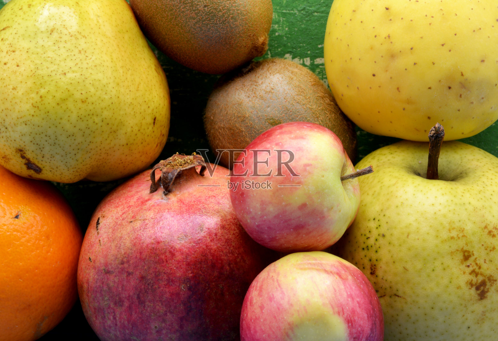 木质背景上的新鲜水果照片摄影图片