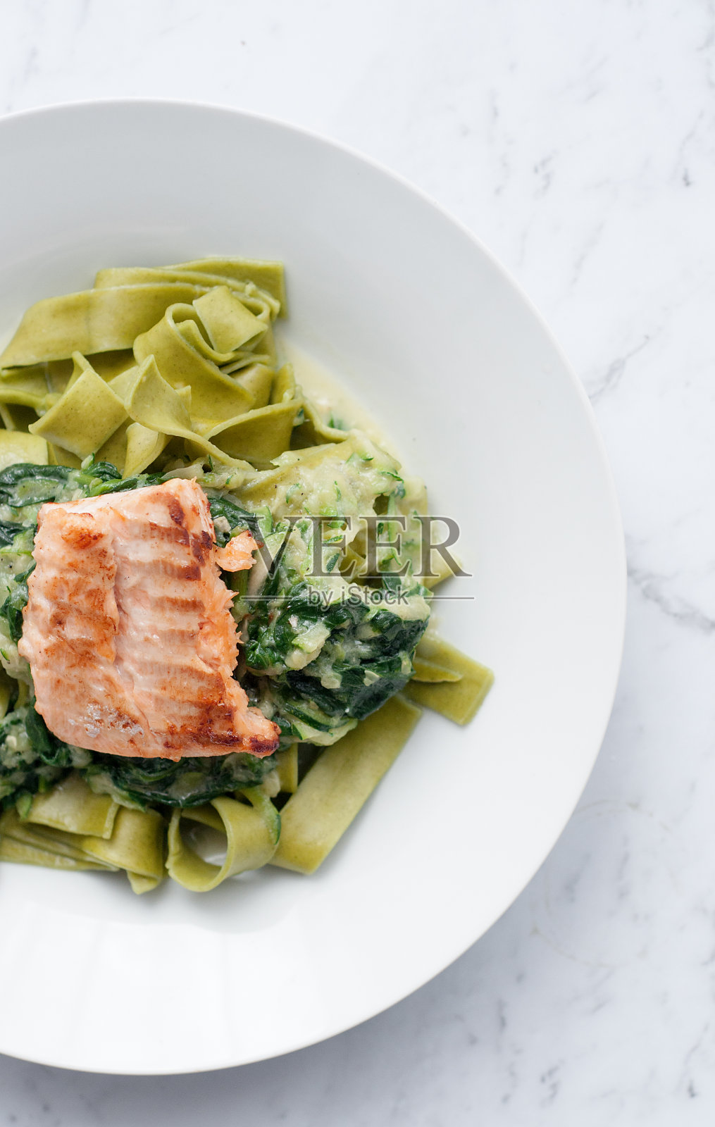 三文鱼西葫芦菠菜意大利面照片摄影图片