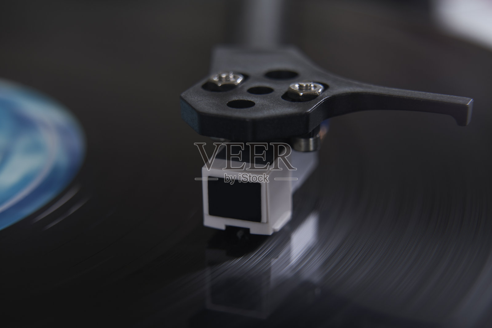 在黑胶唱片上显示针的唱机转盘的特写照片摄影图片