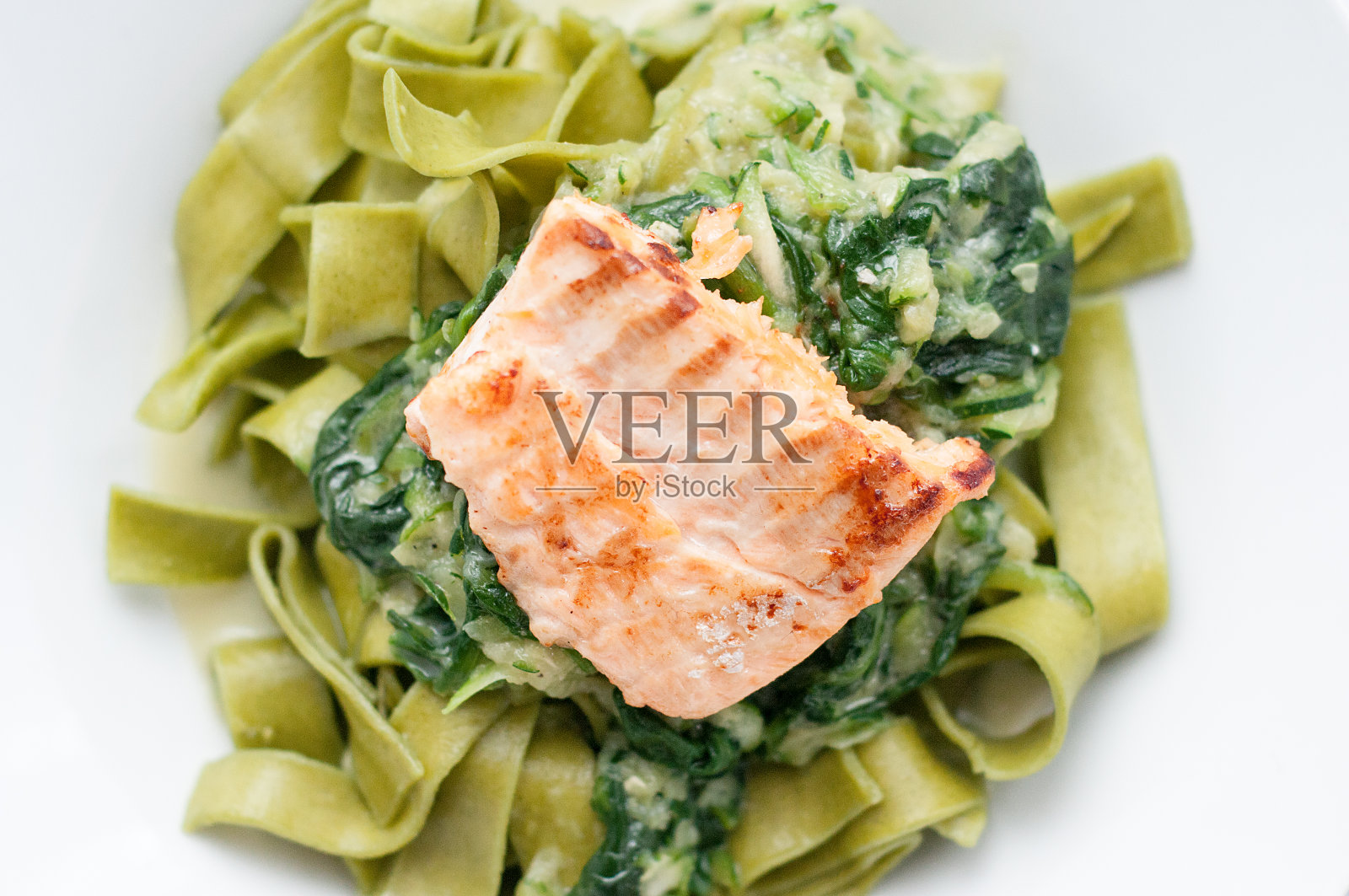 三文鱼西葫芦菠菜意大利面照片摄影图片