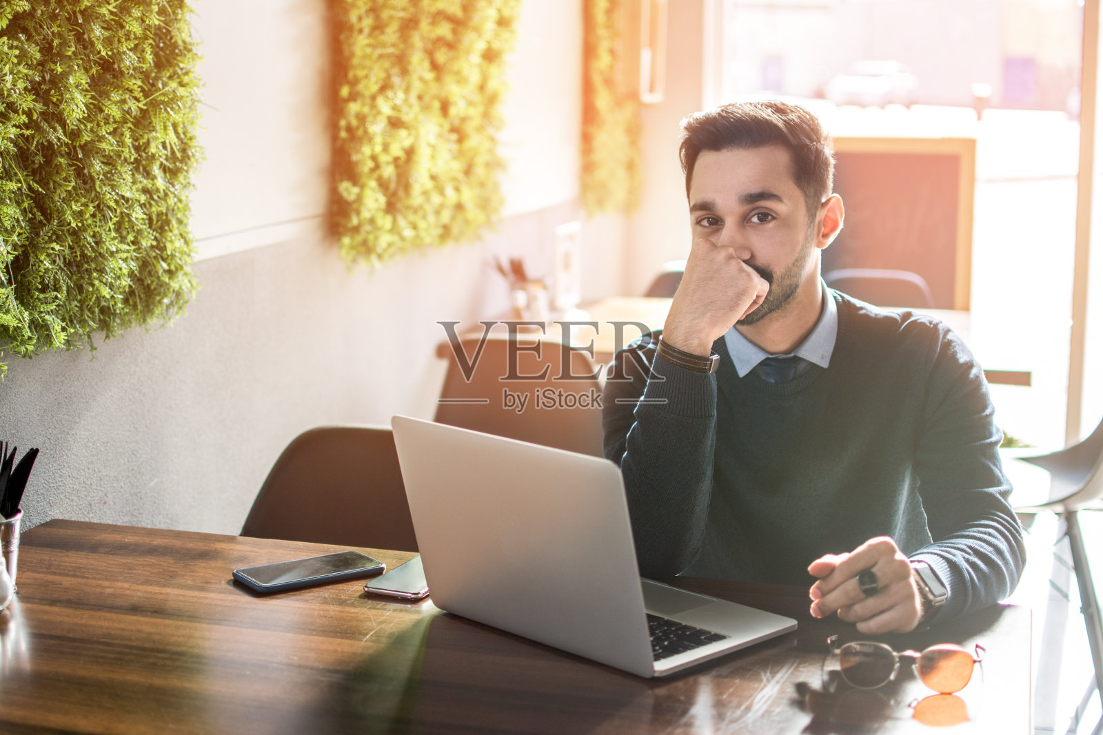 沉思的印度年轻商人使用笔记本电脑照片摄影图片