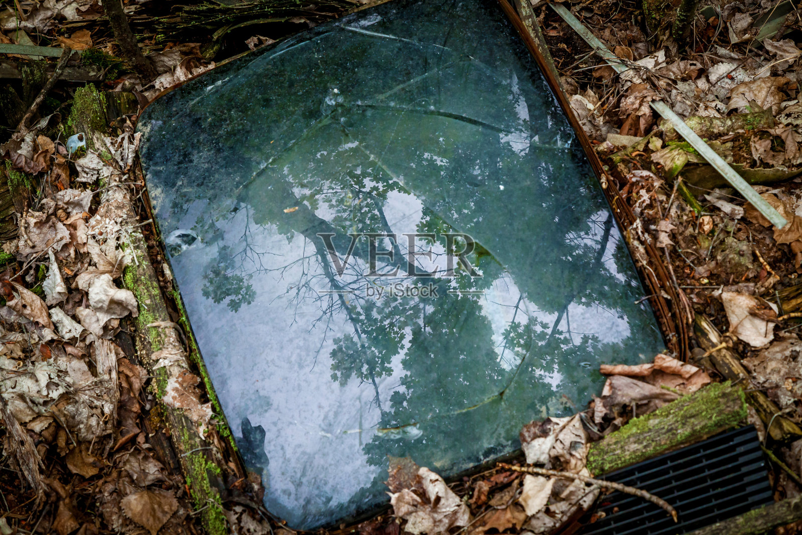 地上有一台坏了的电视机照片摄影图片