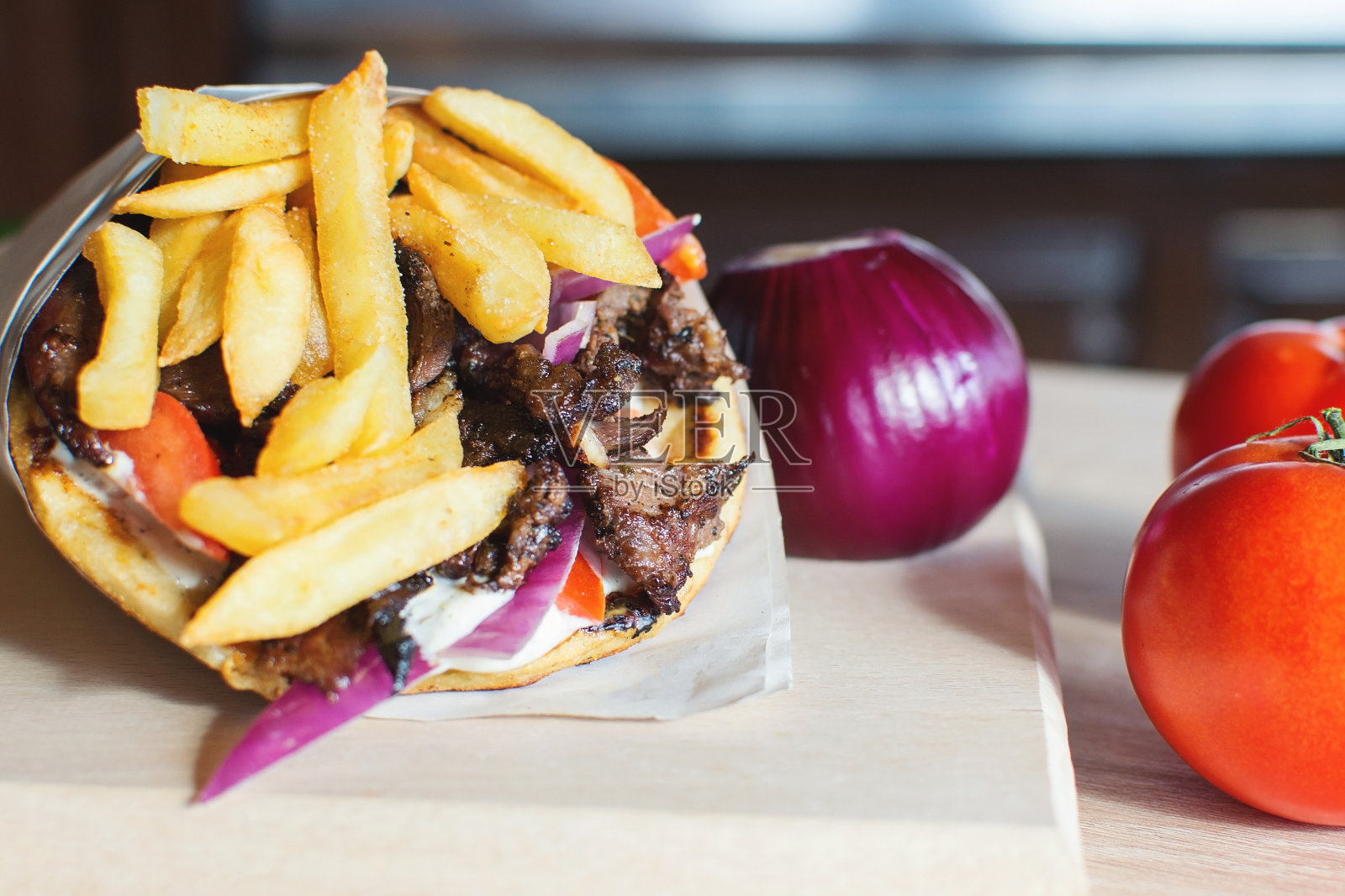 希腊皮塔饼加上新鲜的沙拉配料照片摄影图片