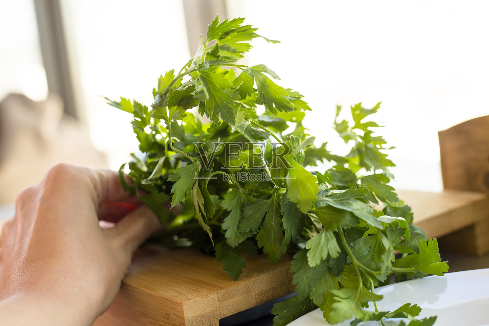 在厨房的木板上照片摄影图片