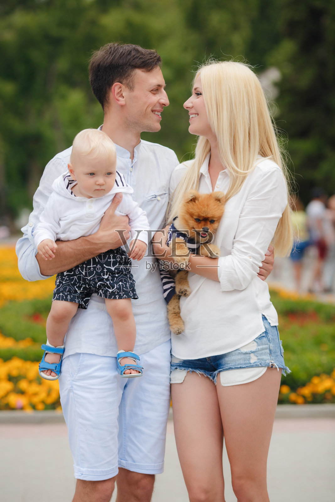 阳光明媚的夏日，公园里快乐的一家人照片摄影图片