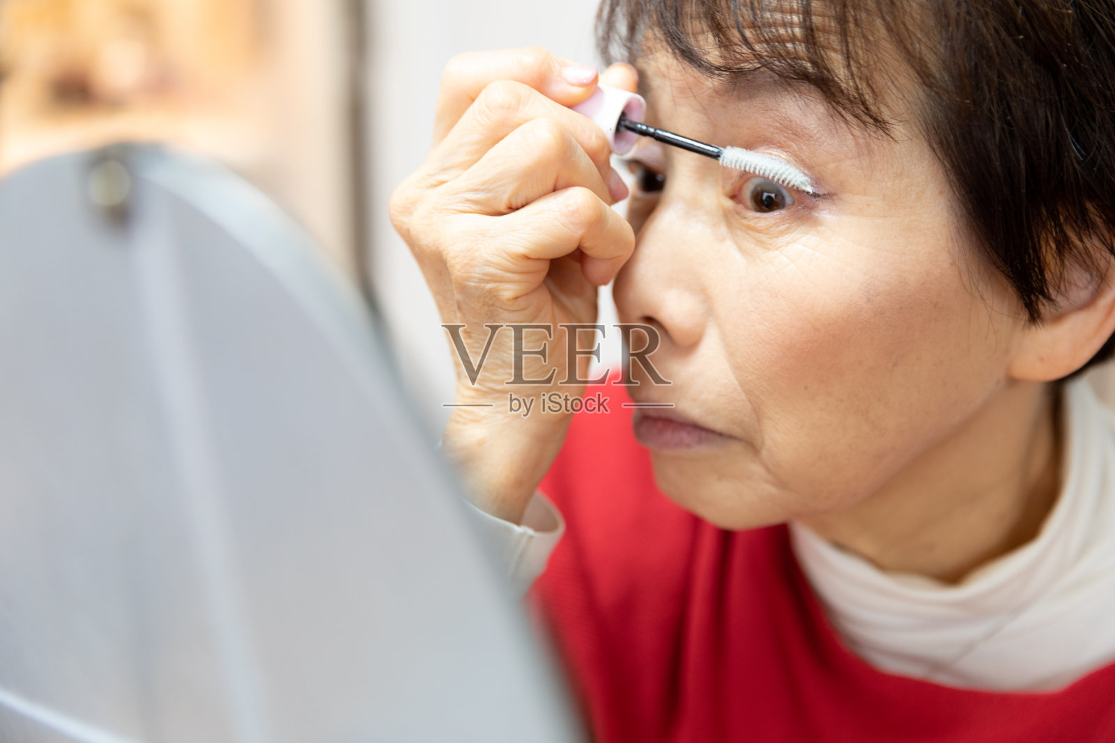 一位年长的女士早上在准备照片摄影图片