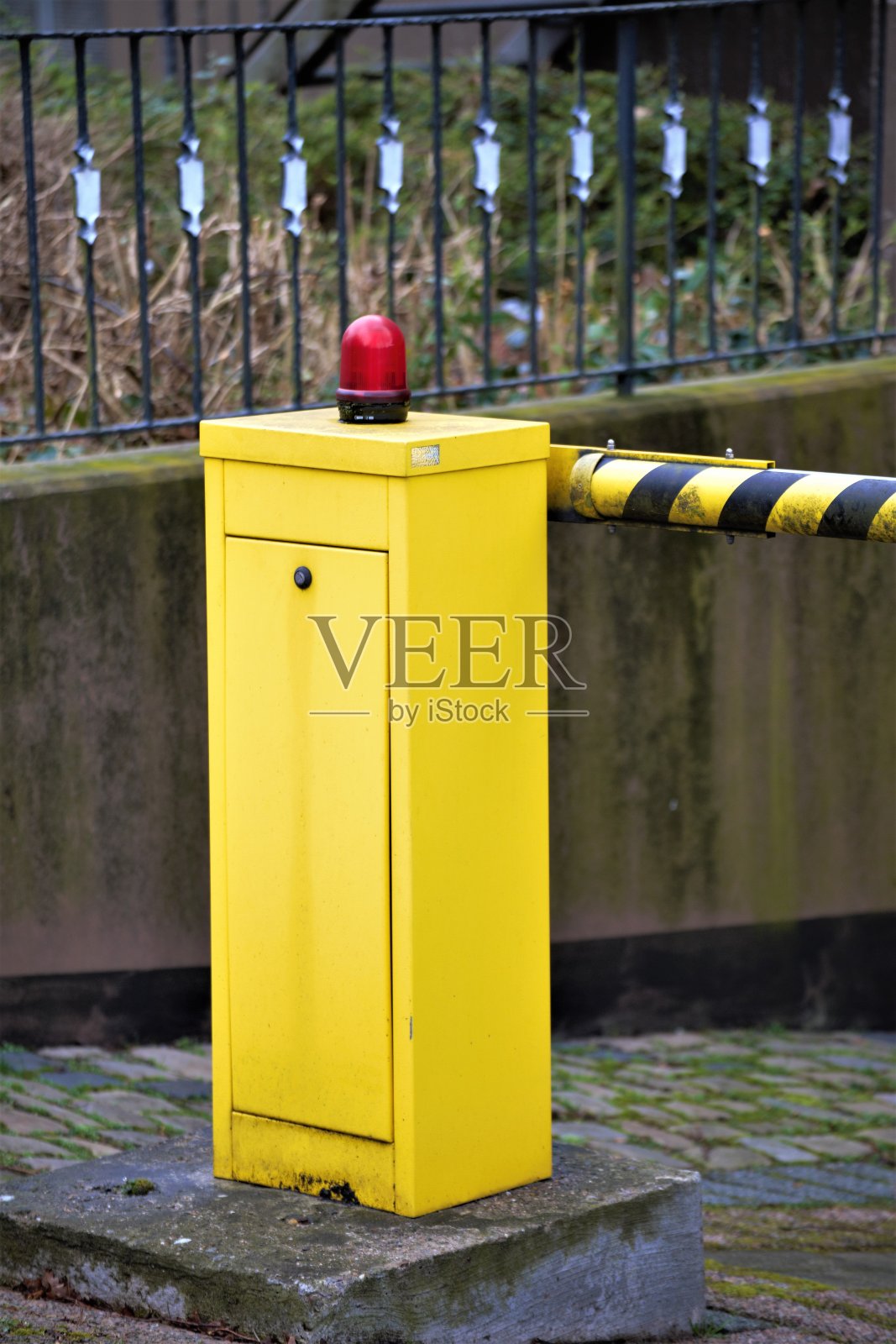 公园垃圾桶照片摄影图片