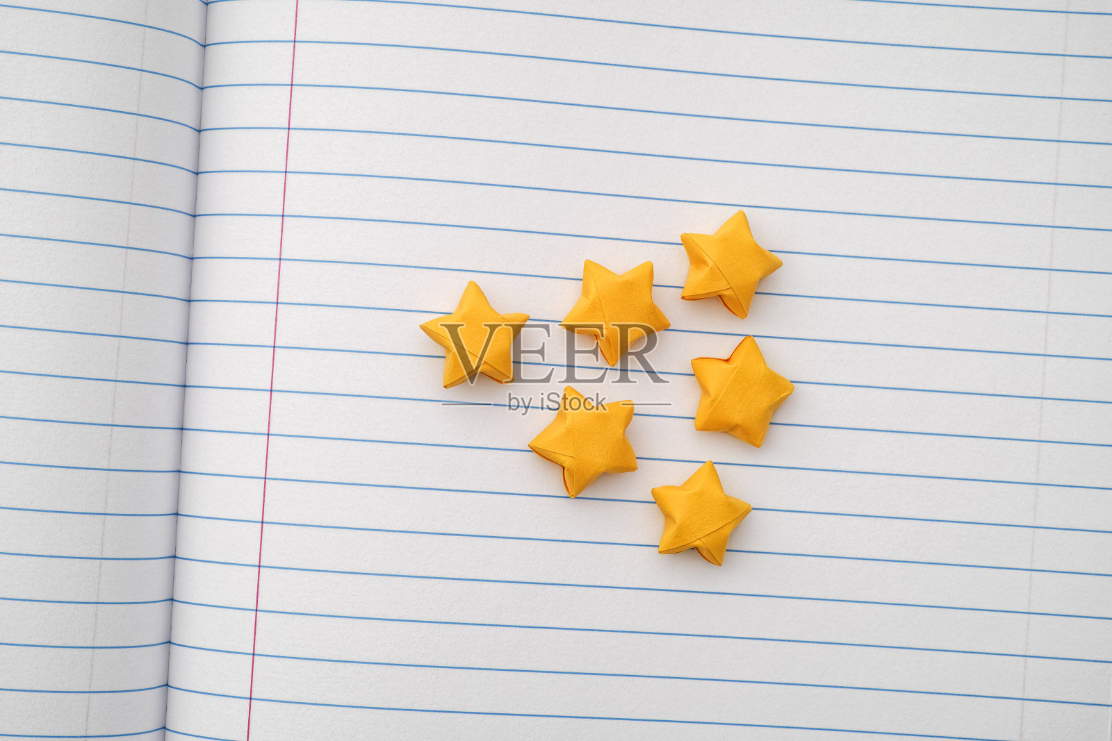 黄色折纸幸运星横格纸照片摄影图片