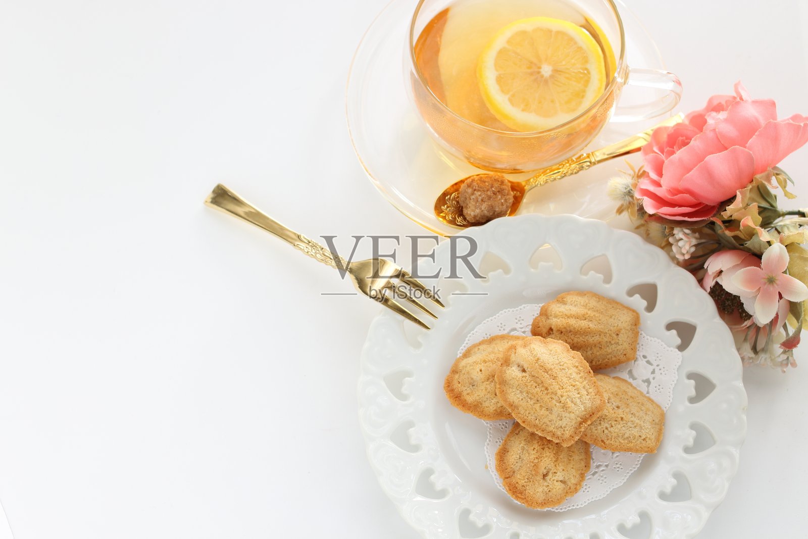 下午茶时间吃蛋糕和茶照片摄影图片