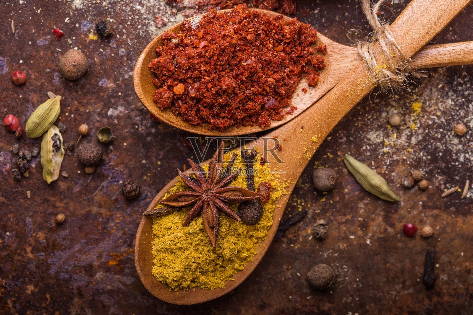 成堆的各种香料在木制的背景上。格鲁吉亚香料，印度香料，阿拉伯香料。香料品种。香草和香料照片摄影图片