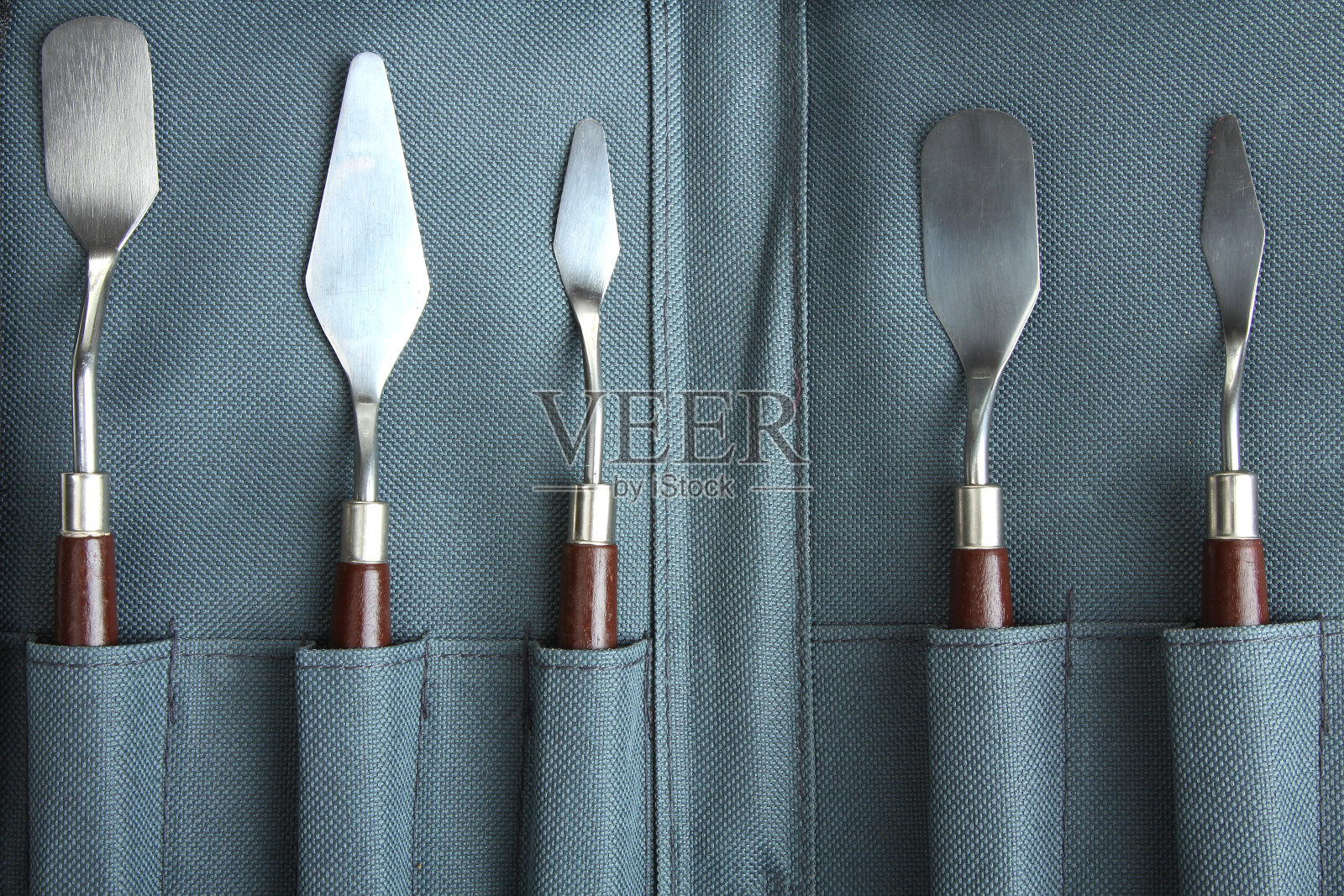 蓝色松果色的调色板刀照片摄影图片