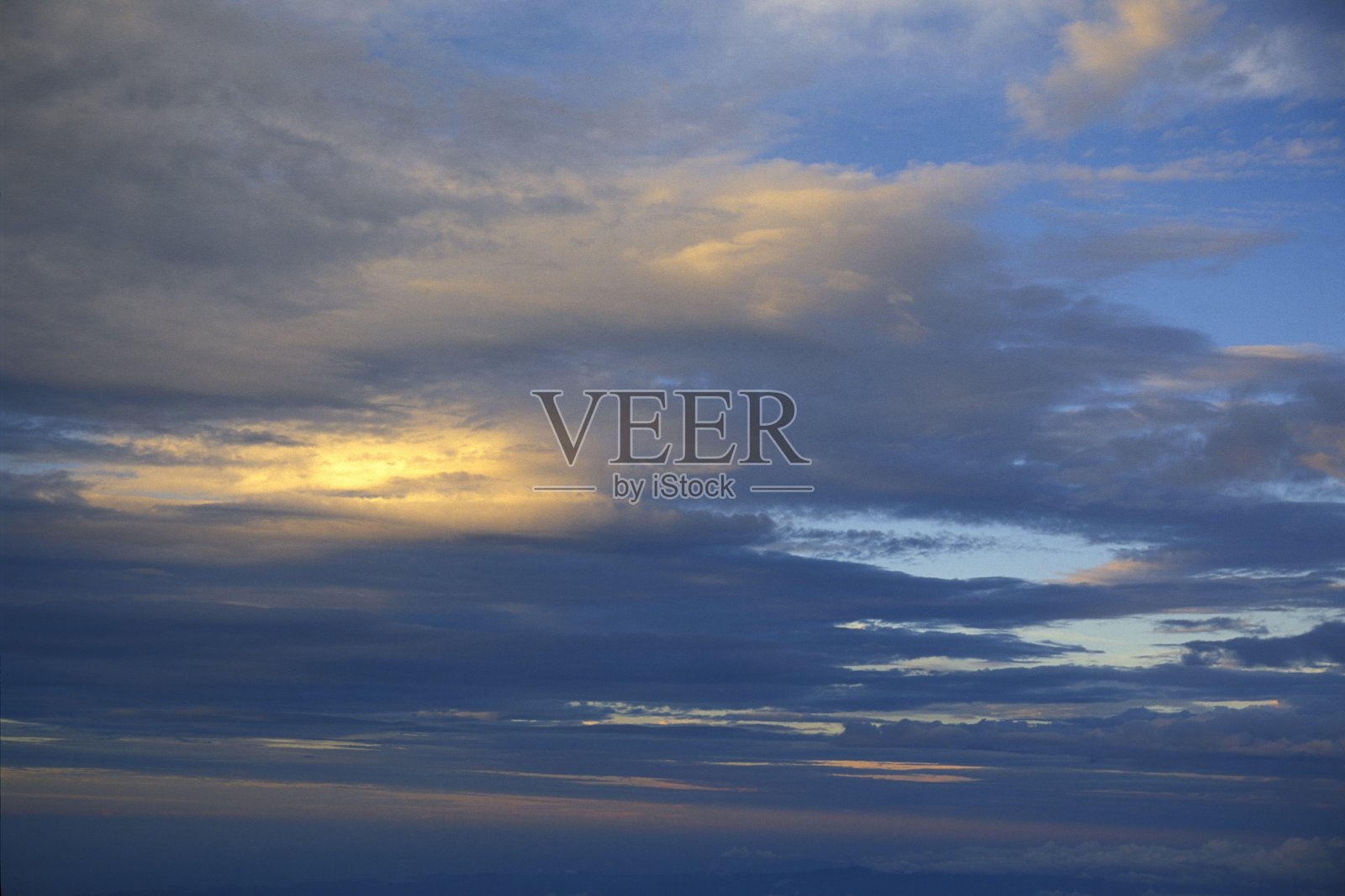 热带天空中云的形成照片摄影图片