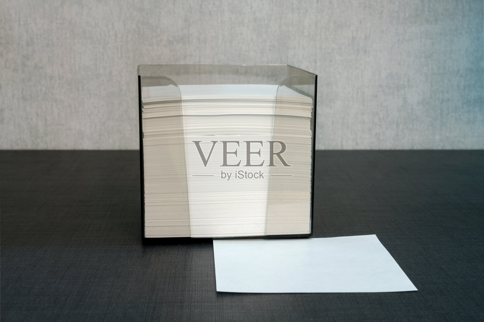 办公室木桌上的贴纸盒子照片摄影图片