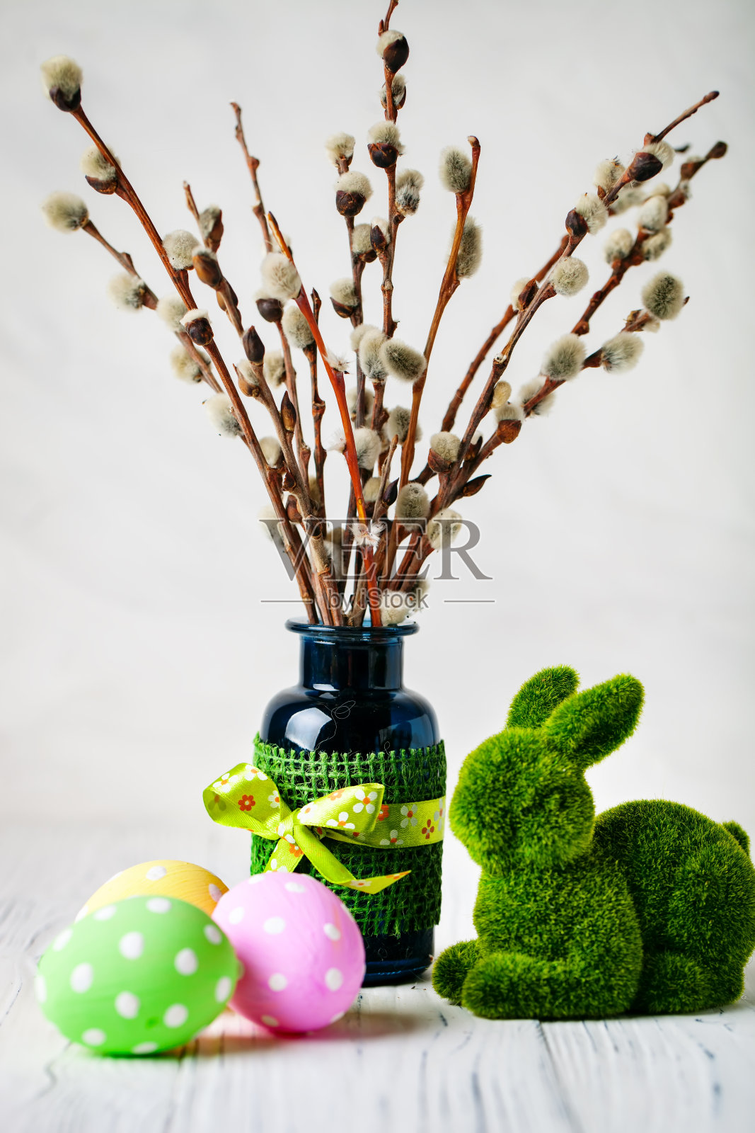 复活节快乐。庆祝复活节的背景。复活节彩蛋和鲜花。背景与复制空间。有选择性的重点。照片摄影图片