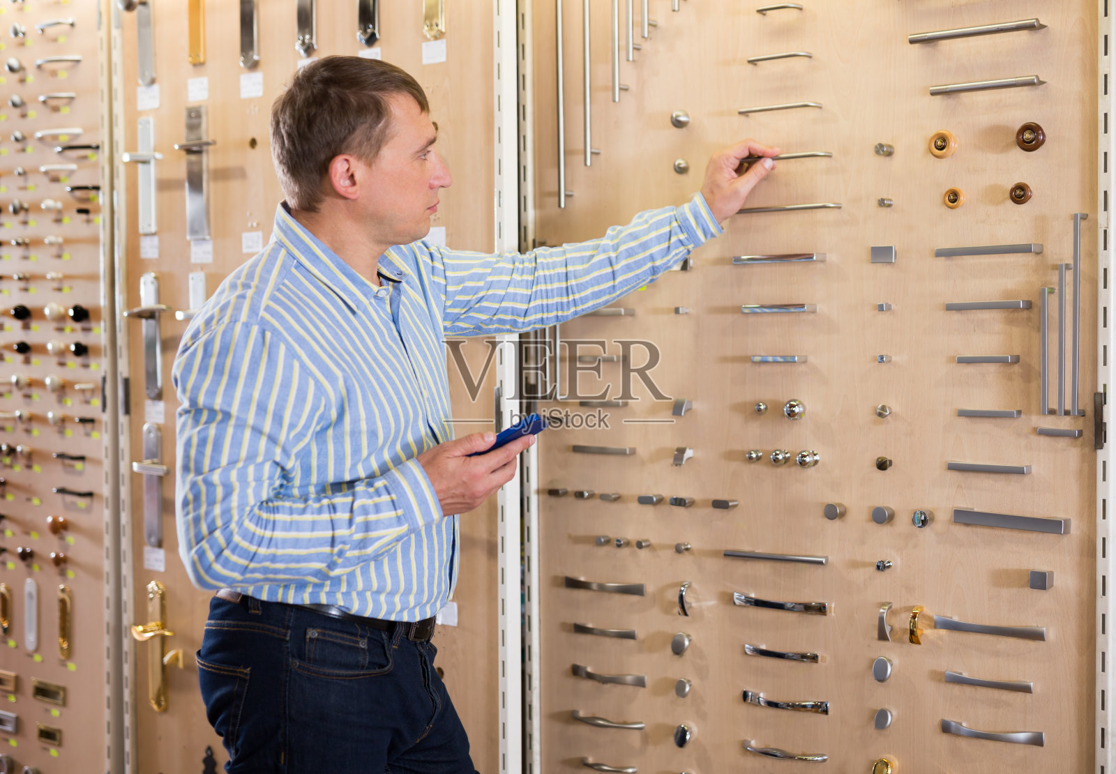 顾客在五金店使用手机照片摄影图片