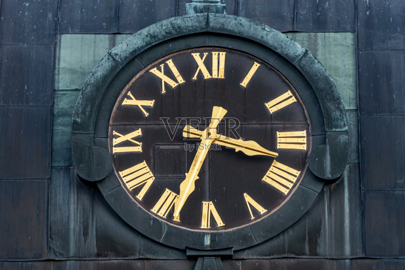 带有金色罗马数字和刻度盘的老式chucch钟照片摄影图片