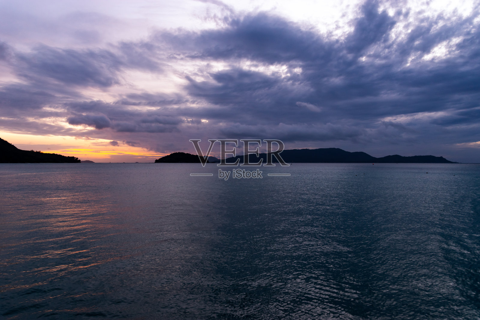 塞舌尔群岛的日出。暗紫色的天空照片摄影图片