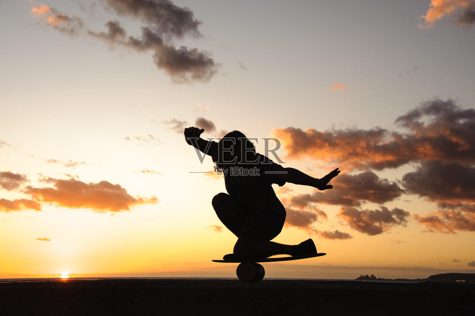 男子平衡板剪影照片摄影图片