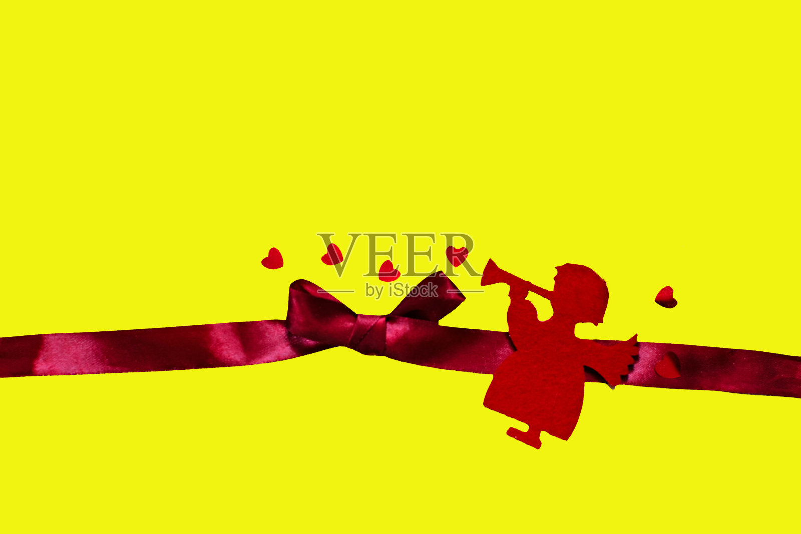 圣诞天使用红心奏起他们的浪漫歌曲。照片摄影图片