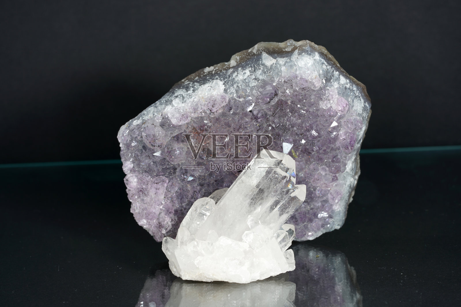 石英也称为深石英拍摄在工作室在黑色背景在马可模式照片摄影图片