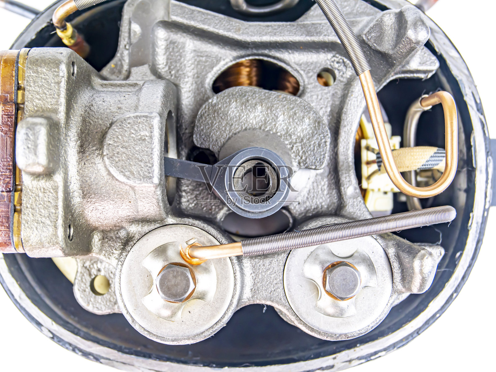 用于维修白底冰箱的压缩机。照片摄影图片