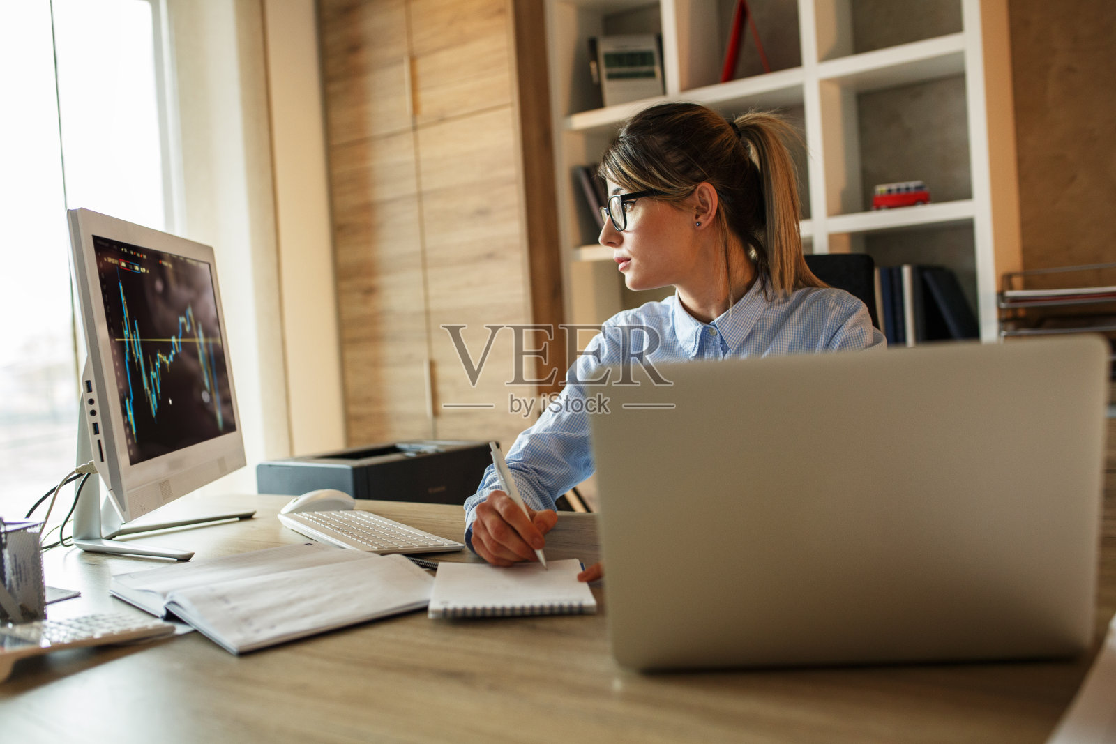 办公室里穿着休闲服装的女商人。照片摄影图片