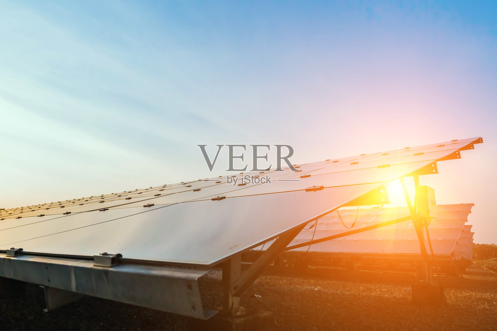 太阳能电池板，可替代的电力来源-可持续资源的概念，这是太阳能电池板的单元型照片摄影图片