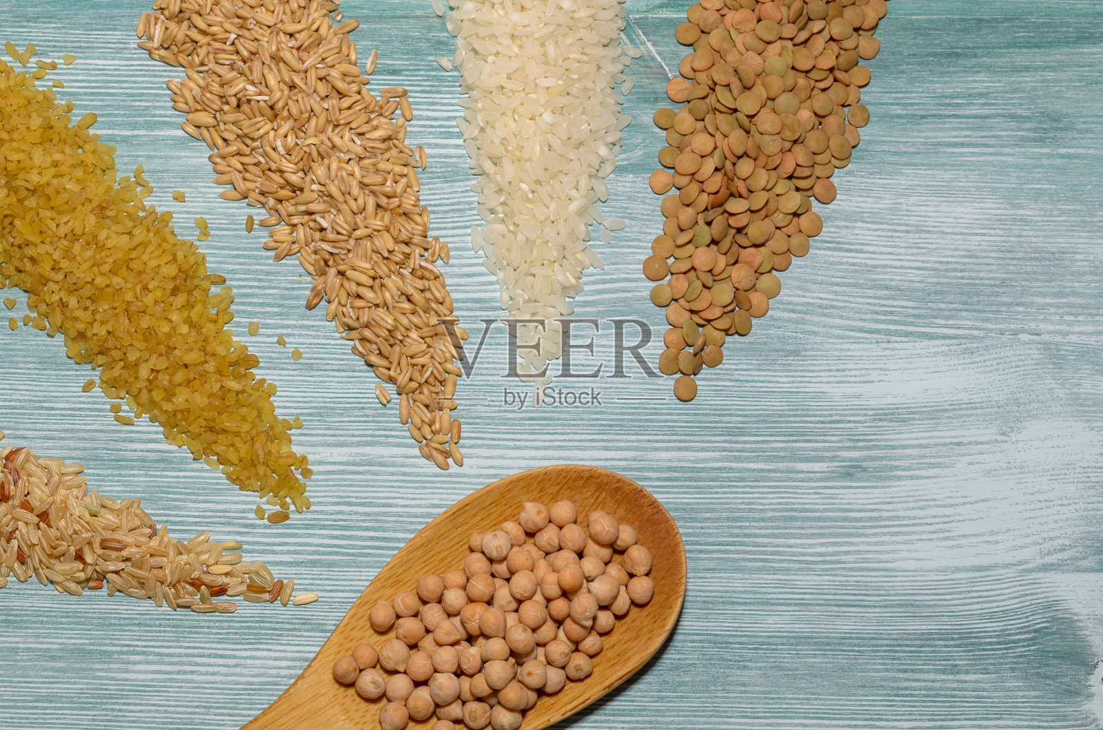 各种种子和谷物条纹排列在餐桌上，健康饮食理念照片摄影图片