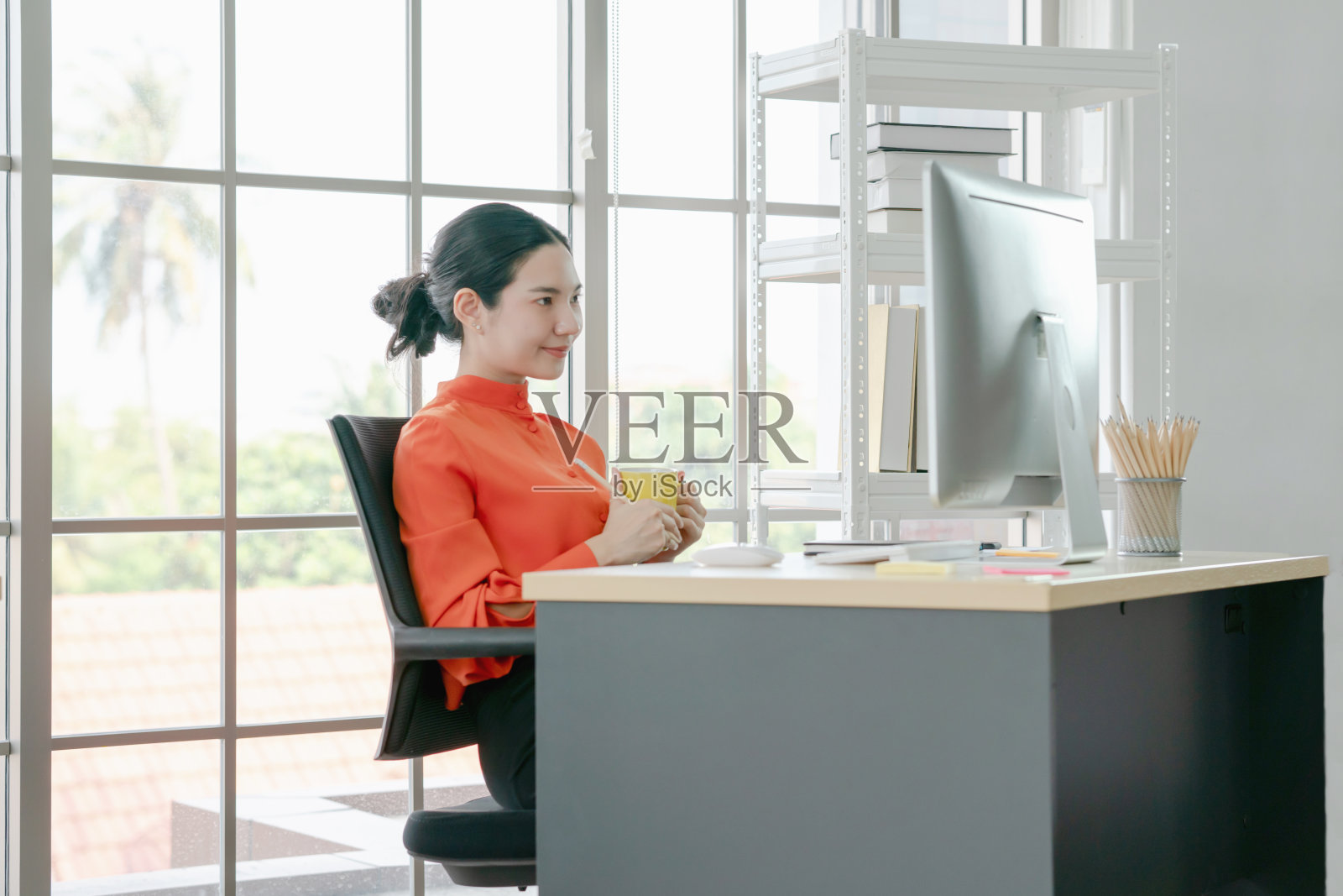 职场女性工作更聪明，而不是更努力照片摄影图片