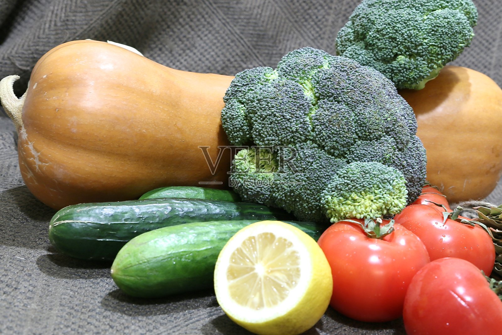 干净明亮的新鲜蔬菜可供烹饪:南瓜，花椰菜，香菜，西红柿，柠檬，卷心菜，黄瓜照片摄影图片