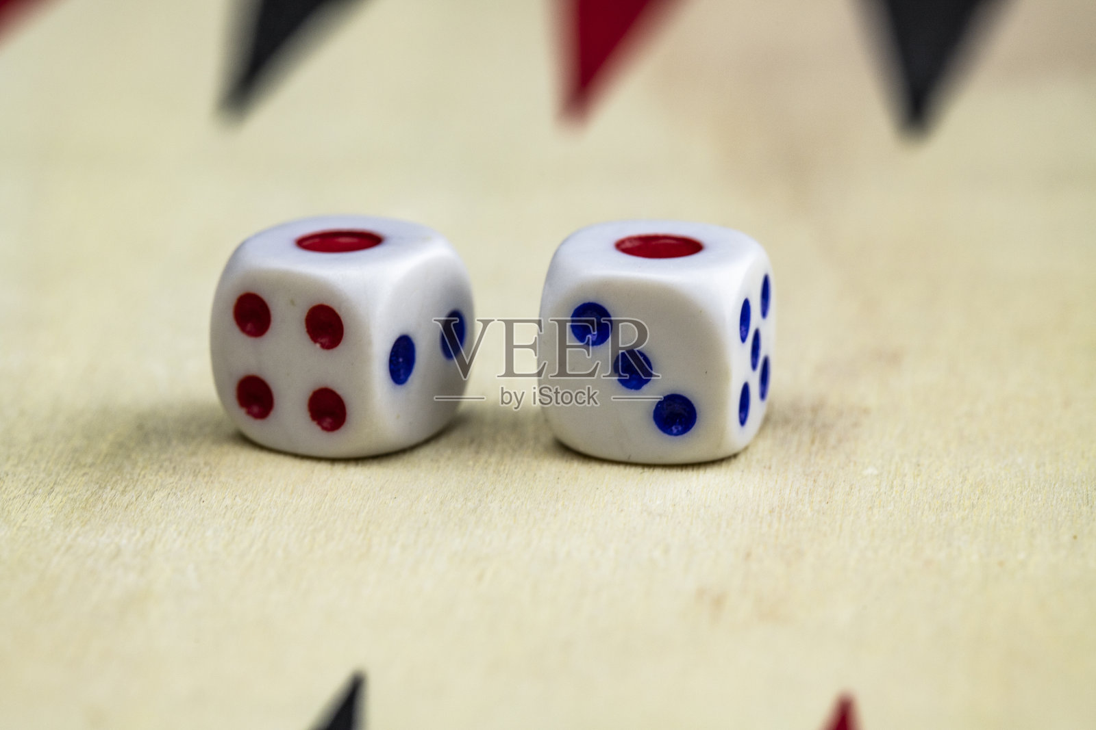 西洋双陆棋桌上游戏棋盘。用两个骰子的双陆棋游戏的颜色细节。照片摄影图片