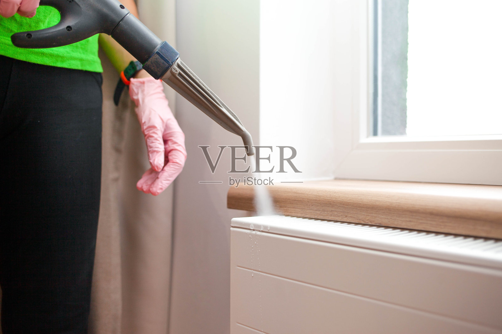 员工清洁服务处理蒸汽供暖散热器照片摄影图片