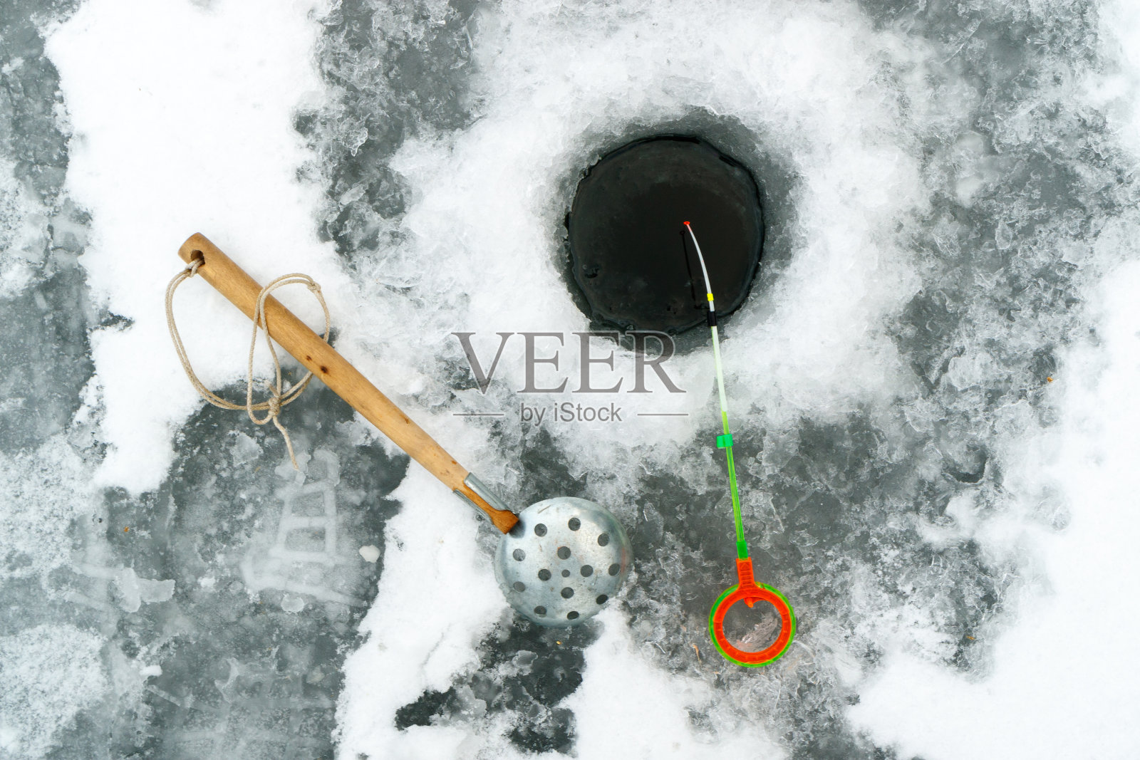 冬季配件钓鱼俯视图附近的洞，冰和钓具照片摄影图片