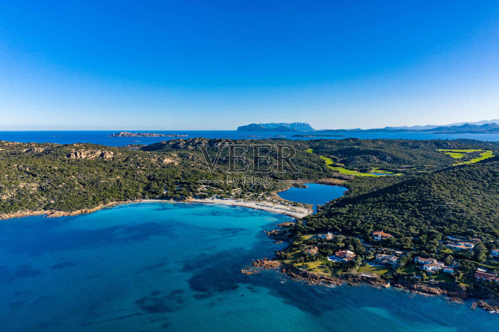 大佩维罗海滩鸟瞰图在翡翠海岸，北撒丁岛，波尔图切沃照片摄影图片