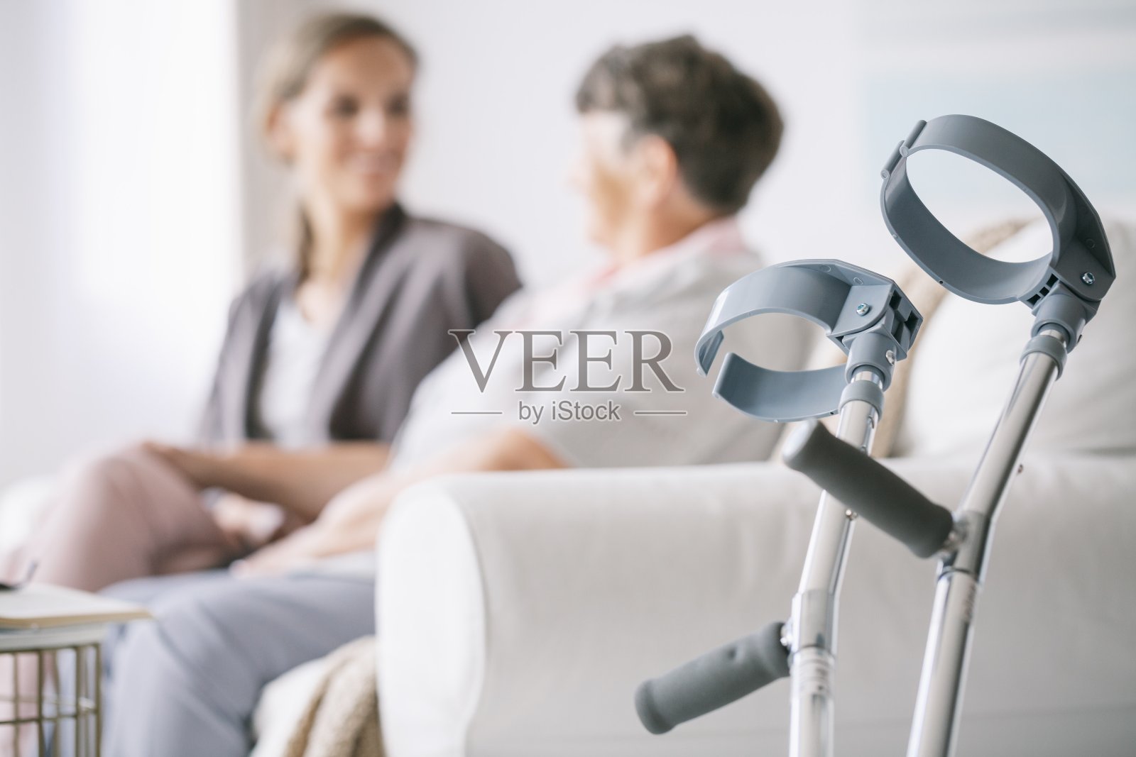 沙发旁的拐杖照片摄影图片