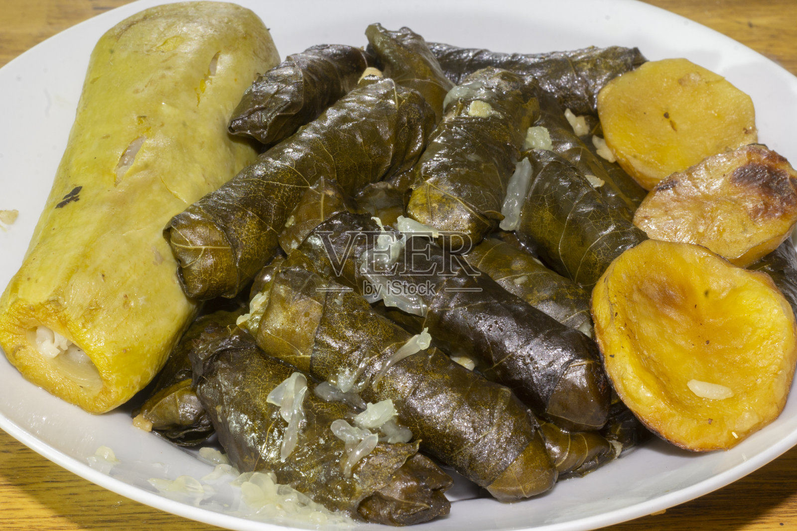 酿葡萄叶和西葫芦照片摄影图片