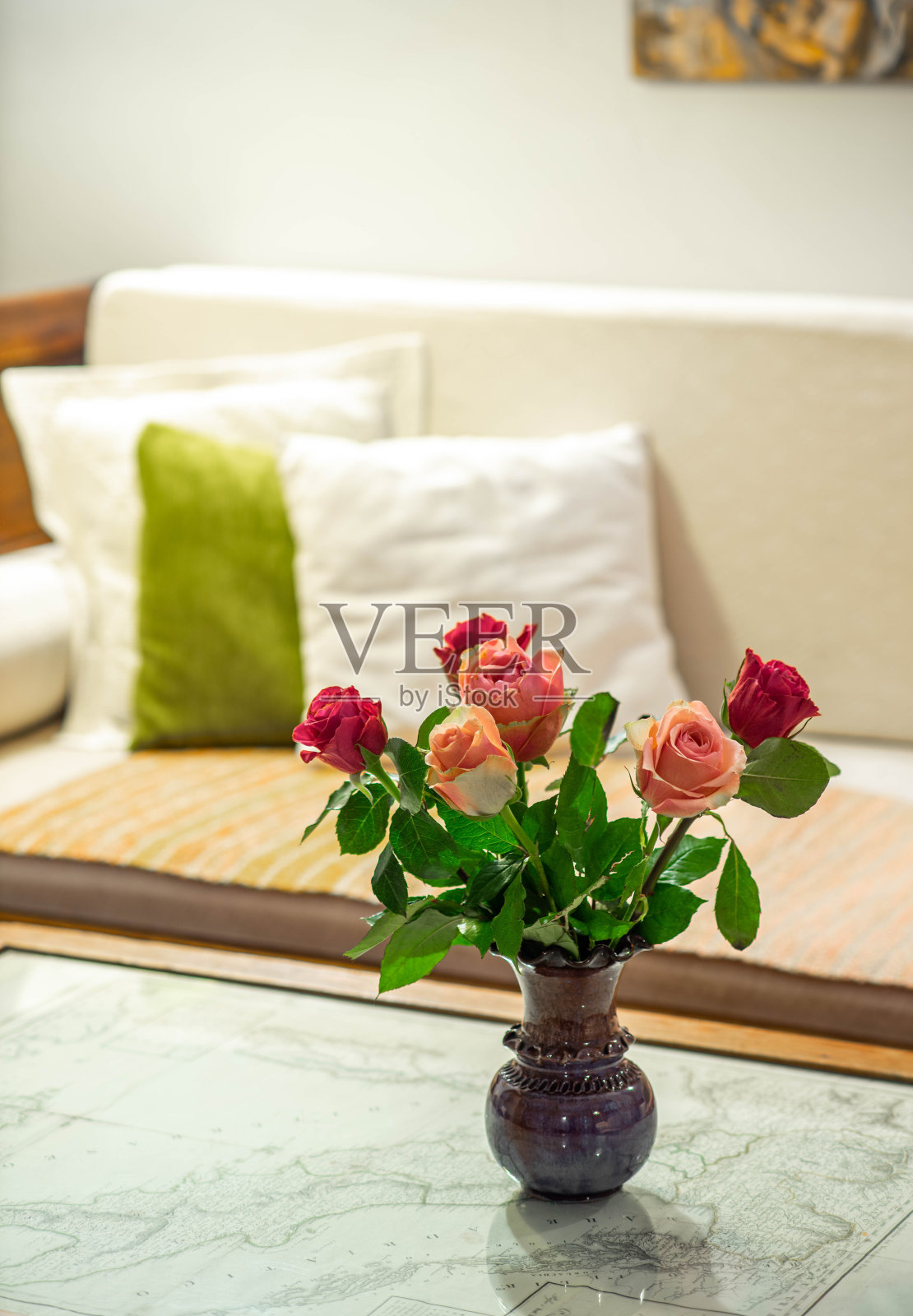 大理石桌上花瓶里的玫瑰。美丽的花朵在室内。特写镜头。照片摄影图片