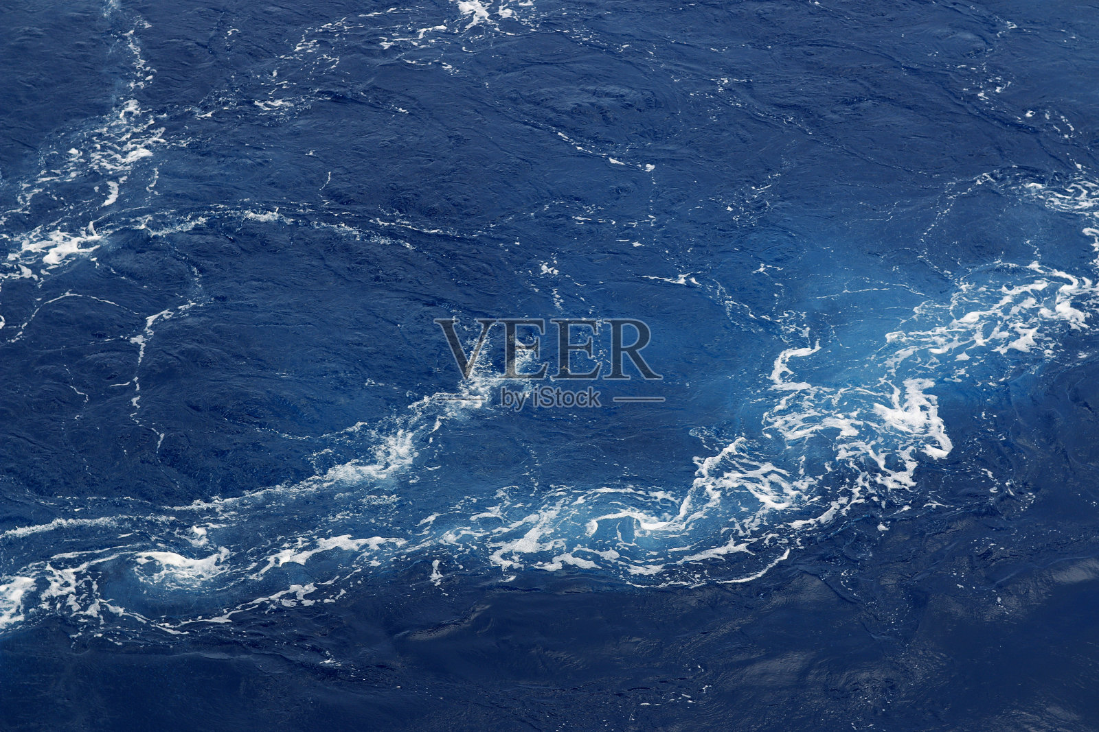 海水在蓝色的海洋里照片摄影图片