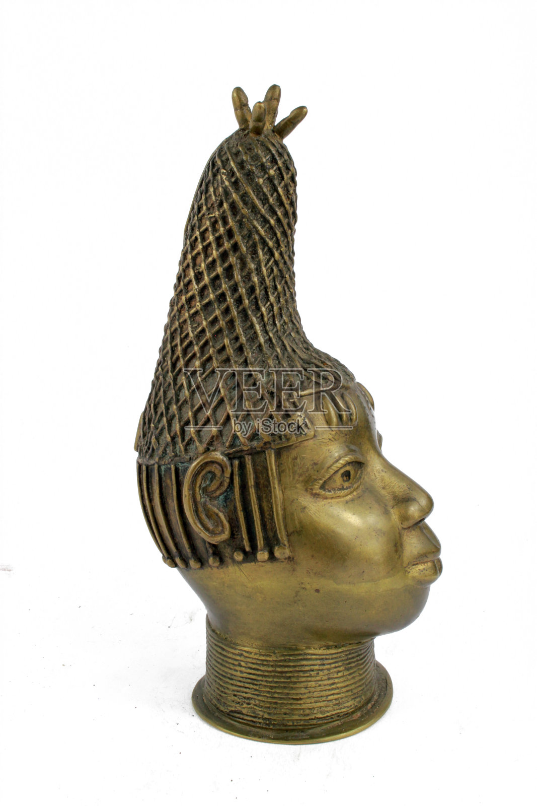 白色背景上的木雕古董娃娃照片摄影图片