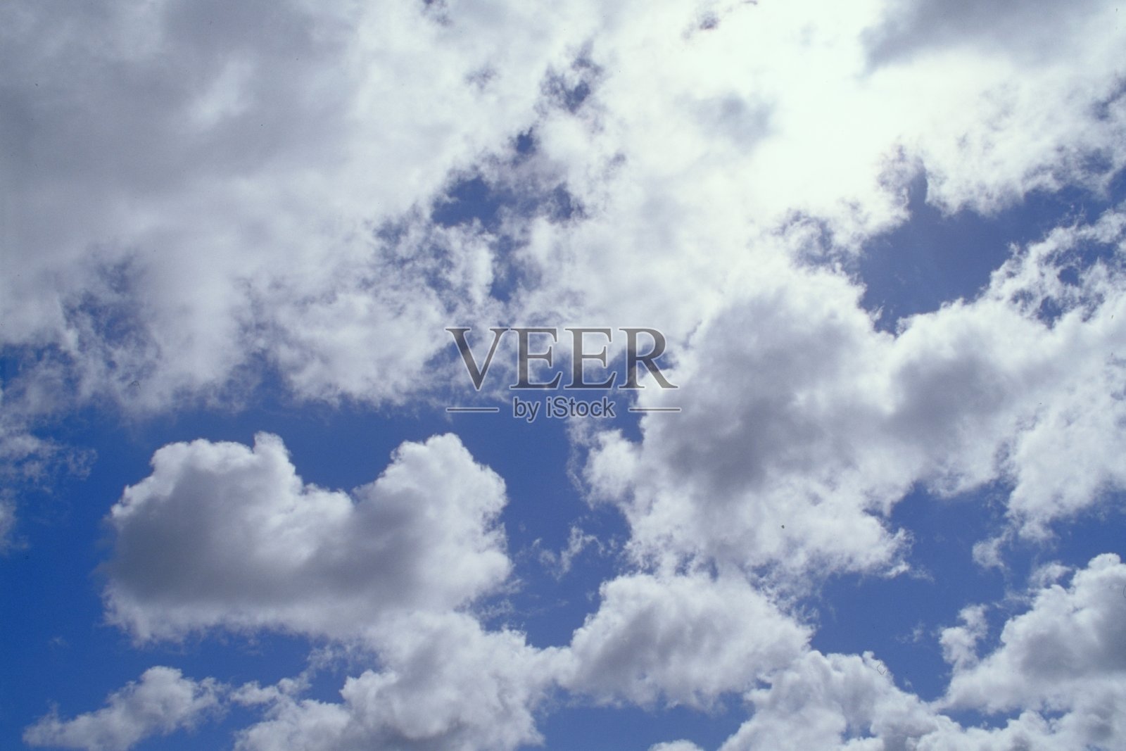 热带天空中云的形成照片摄影图片