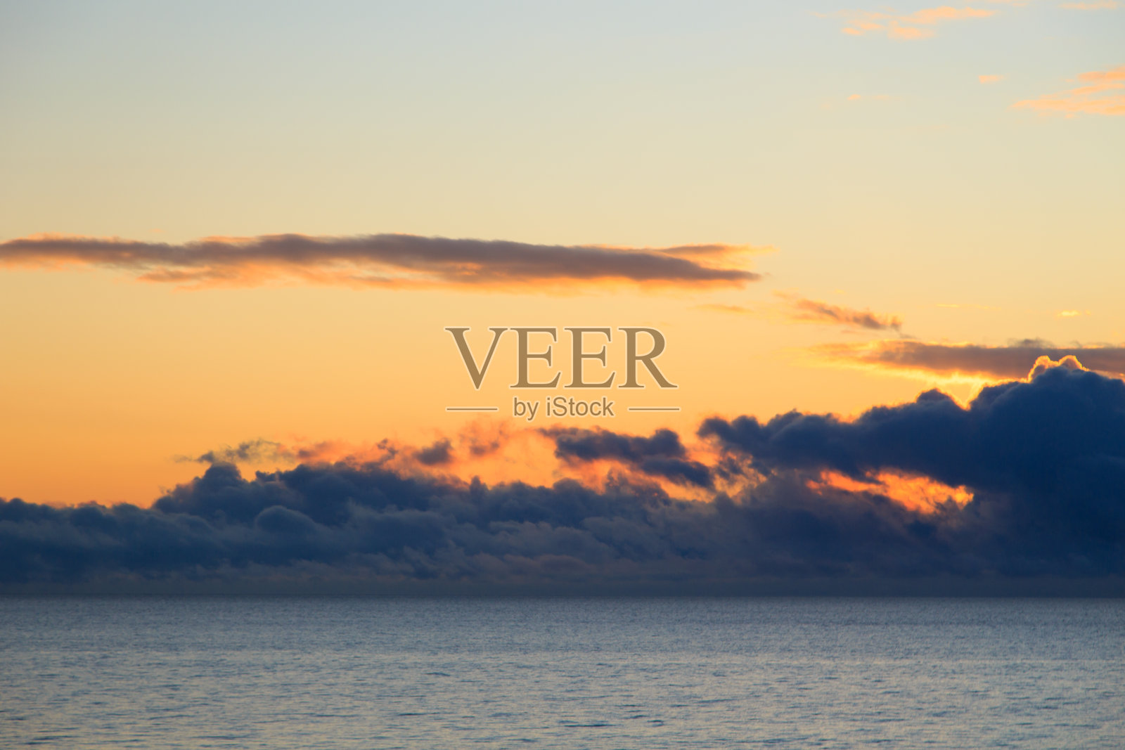 明亮的积云映衬着蓝天。日落天空自然背景。海景照片摄影图片