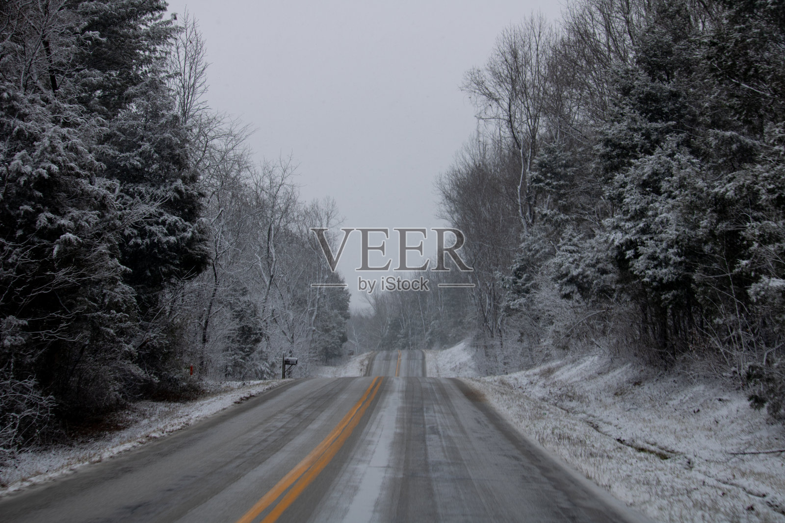 被雪覆盖的道路照片摄影图片