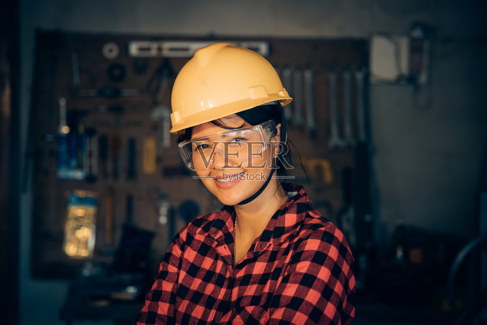 亚洲美女工作与机器在工厂的工程师和工作女性概念或妇女节照片摄影图片