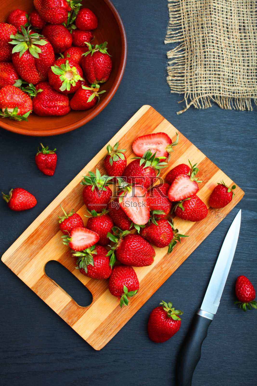 切菜板上的成熟草莓照片摄影图片