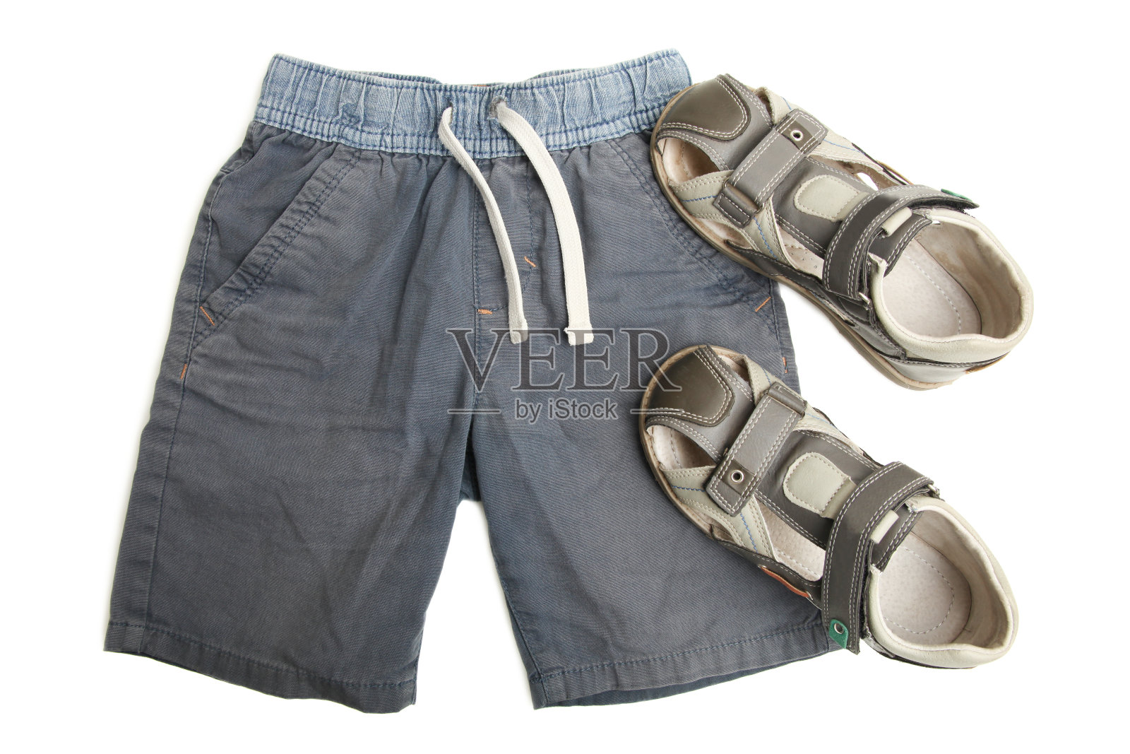 儿童短裤和男式凉鞋照片摄影图片