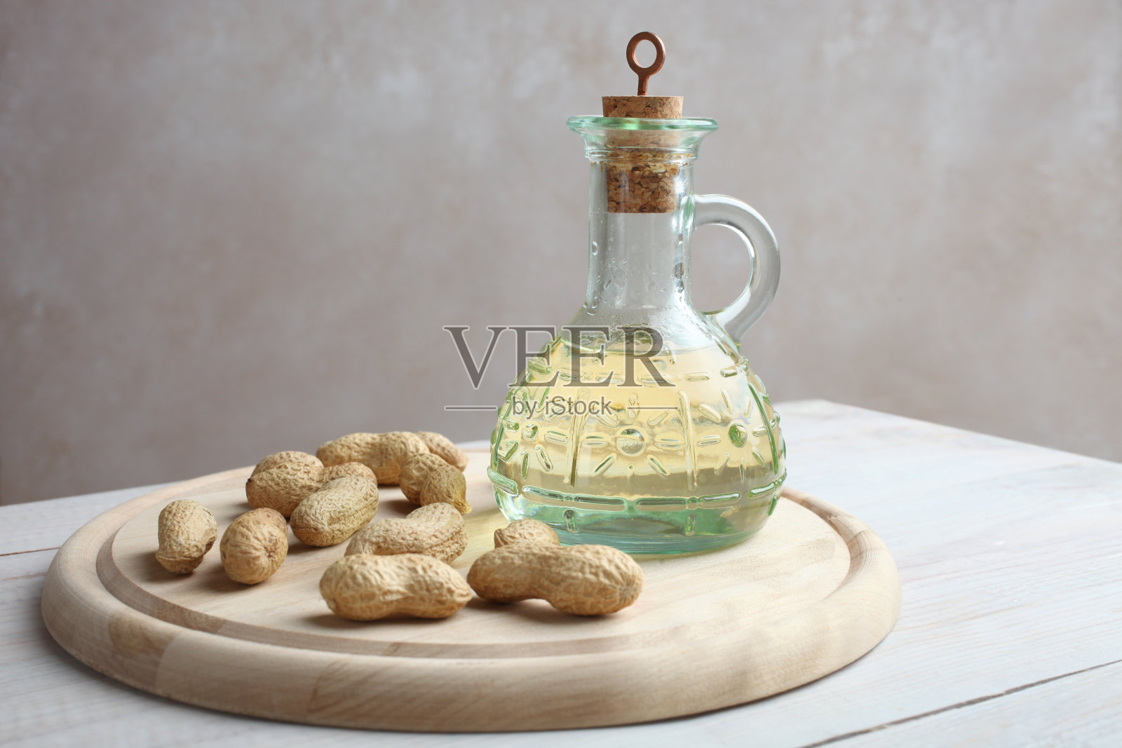 带壳的花生和一个油瓶照片摄影图片