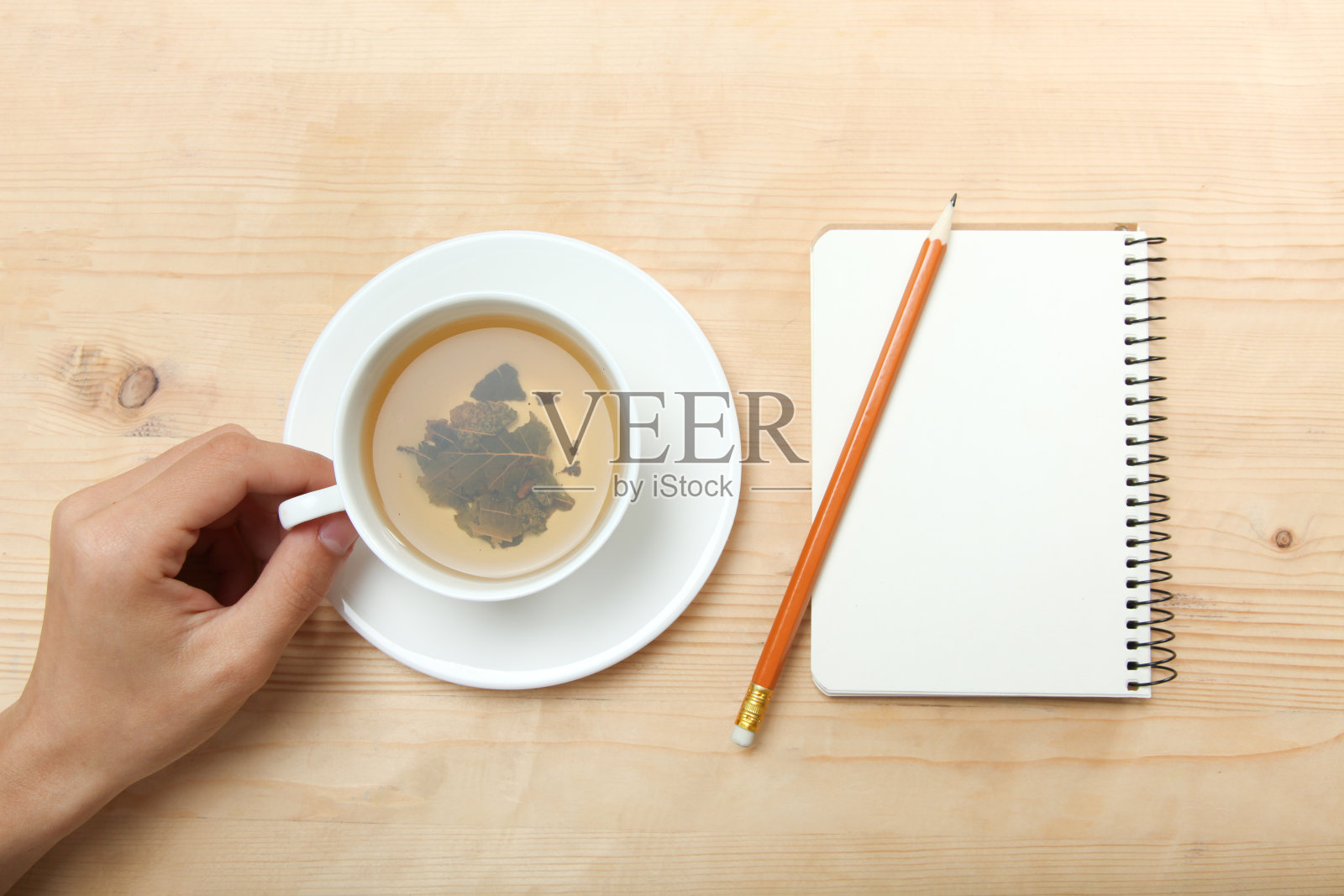 左手端着杯子照片摄影图片