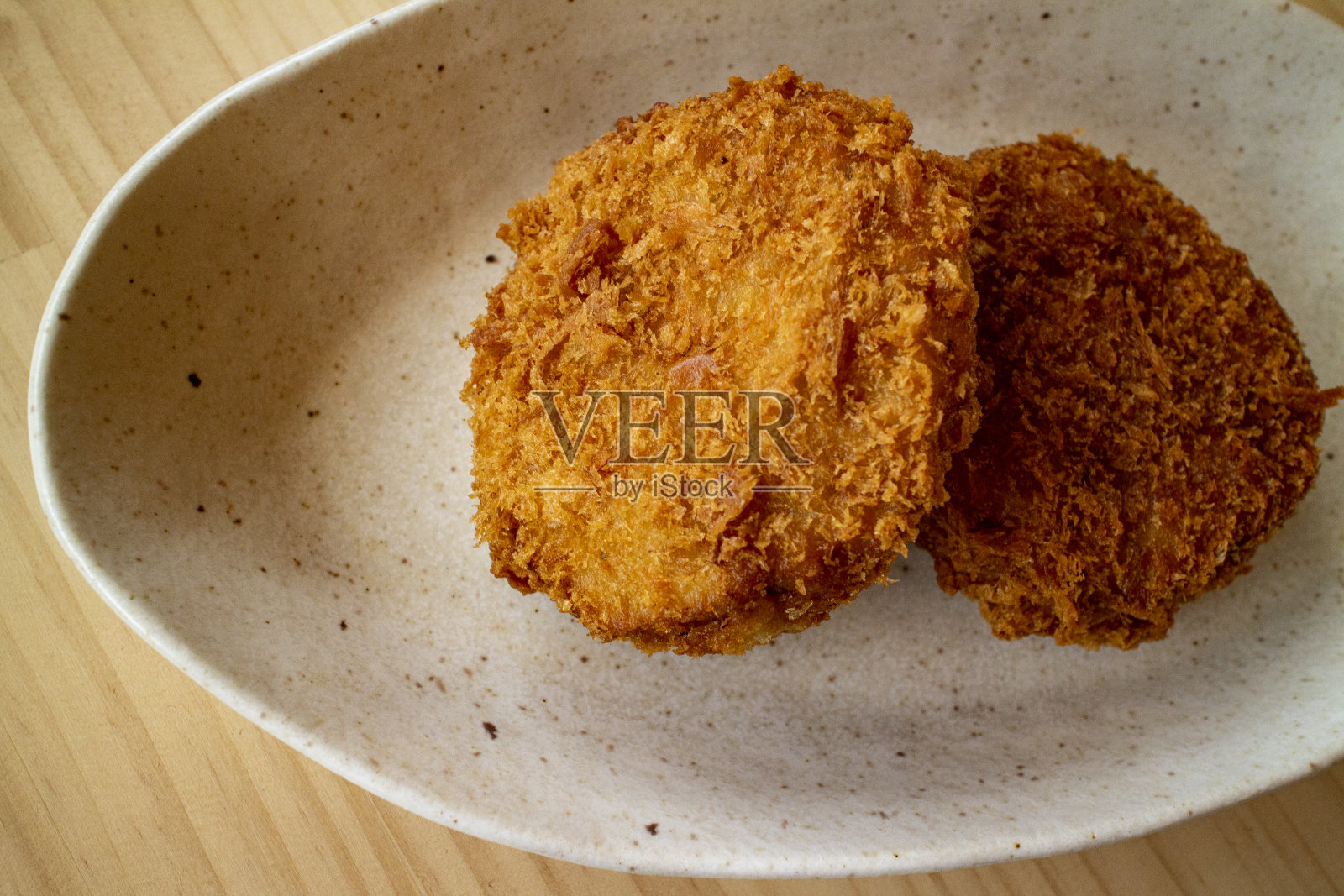 两块美味的碎肉片照片摄影图片