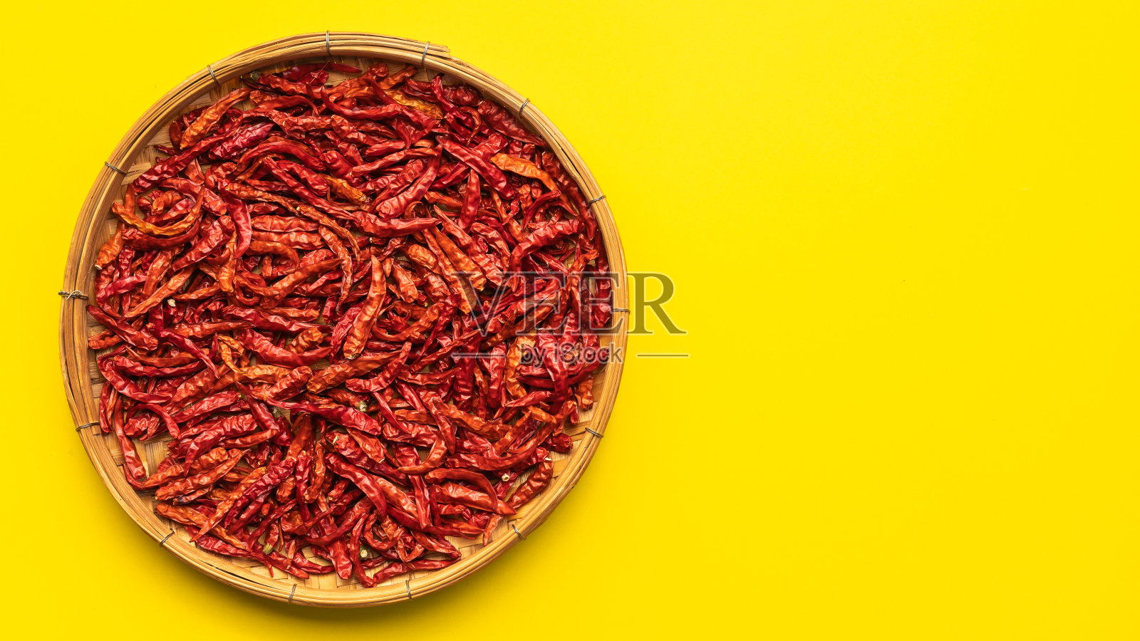 俯视图干红辣泰国辣椒黄纸背景照片摄影图片