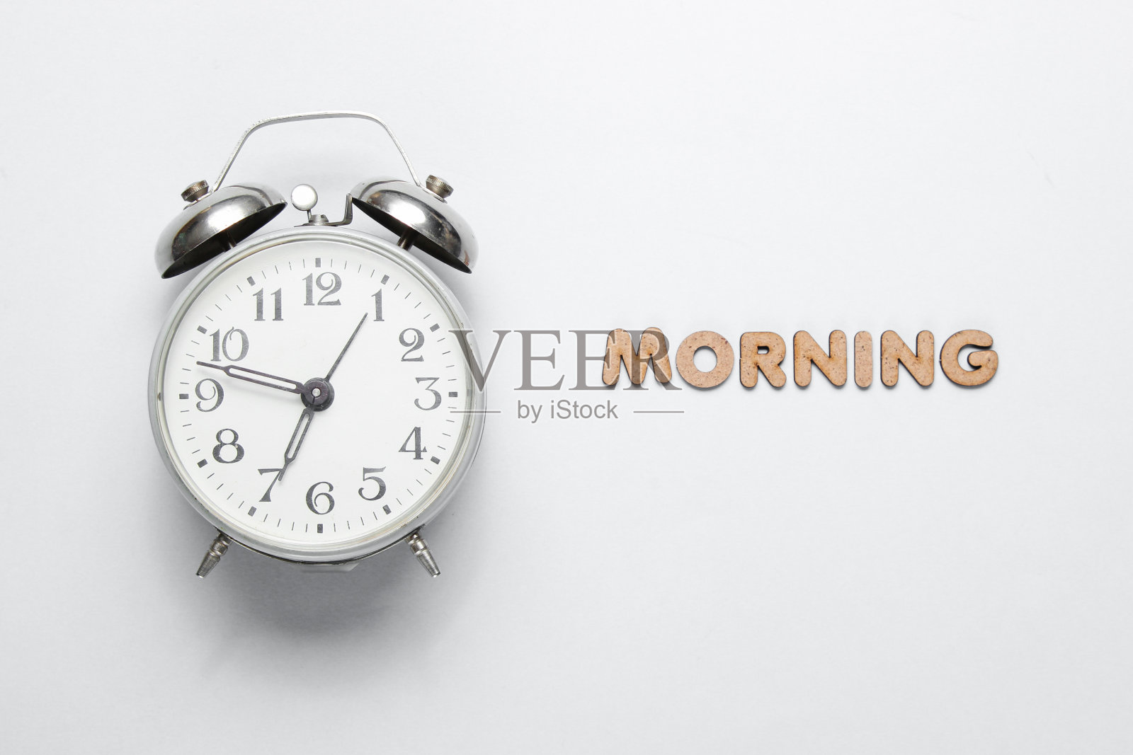 复古闹钟在灰色背景与文本早晨与字母。前视图。简约的概念照片摄影图片